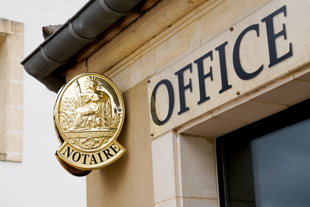 Новий француз підписує золотий логотип нотаріуса офісних будинків вікна - Фото, зображення