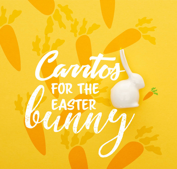 vista superior del conejito de Pascua blanco sobre fondo amarillo colorido con zanahorias para la ilustración del conejito de Pascua
 - Foto, Imagen