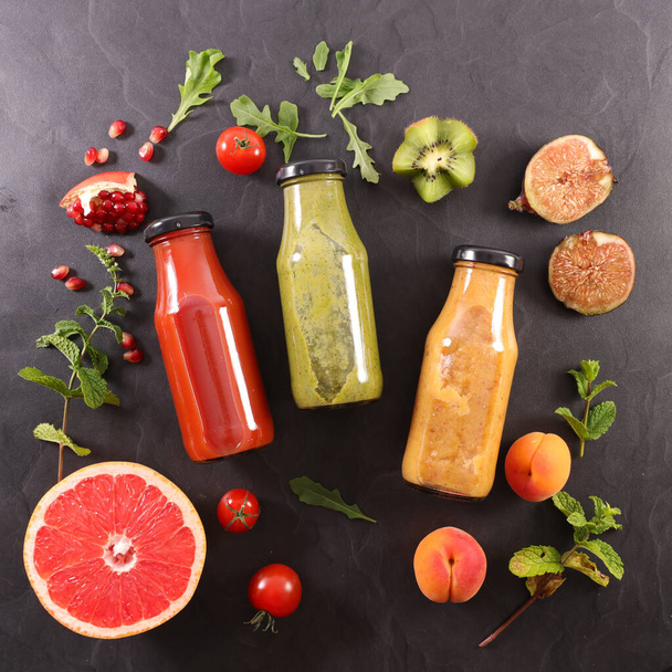 fruit juice in bottle- healthy smoothie - Foto, imagen