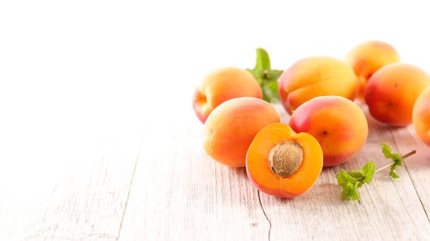 fresh apricot and leaf- summer fruit - Фото, зображення