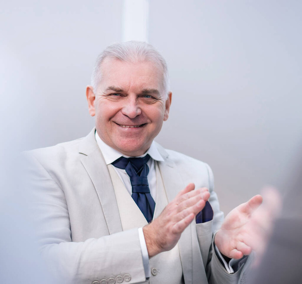close up. smiling boss applauds during a work meeting. - Foto, afbeelding