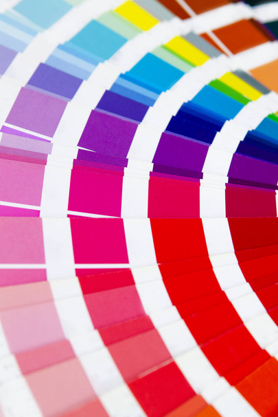 赤、紫、青、黄色の色調のスペクトルカラーホイールのセクターと抽象パターン - 写真・画像