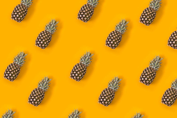 Ananas op een felgele achtergrond. Creatief patroon van fruit hele ananas op een felgele zomerachtergrond. Knippad. - Foto, afbeelding