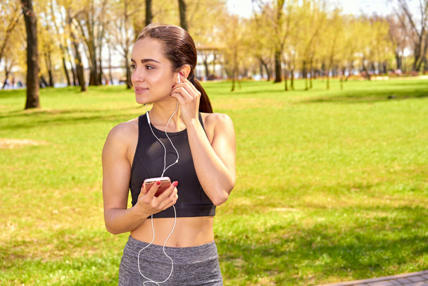 young woman listening to music during her workout session  - Foto, Imagem