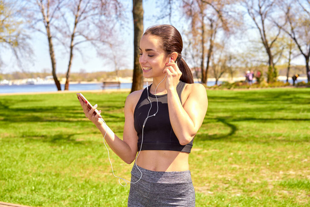 young woman listening to music during her workout session  - Foto, immagini