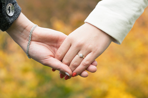 Two women holding hands - Foto, Bild