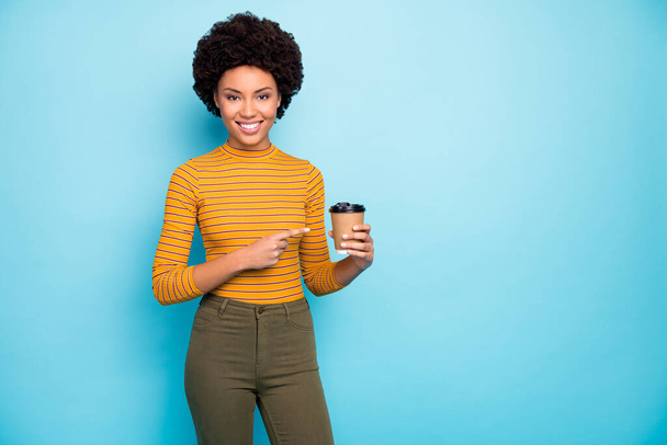 Portrait of her she nice attractive lovely pretty cheerful cheery wavy-haired girl recommending good latte isolated on bright vivid shine vibrant blue green teal turquoise color background - Foto, afbeelding