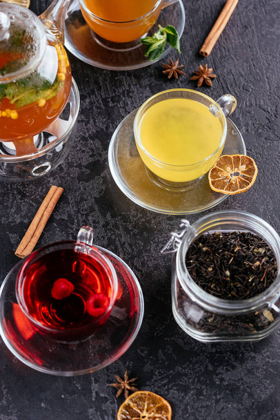 olivello spinoso pentola di vetro caldo tè con tazze di vetro con lamponi e fette di limone su sfondo rustico
 - Foto, immagini