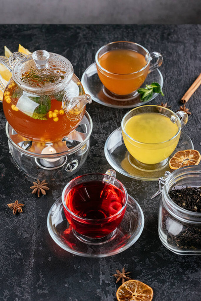 argousier pot de thé chaud en verre avec des tasses en verre aux framboises et cannelle à la cardamome sur fond rustique
 - Photo, image