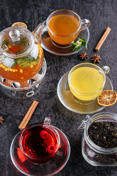 argousier pot de thé chaud en verre avec des tasses en verre aux framboises et cannelle à la cardamome sur fond rustique
 - Photo, image