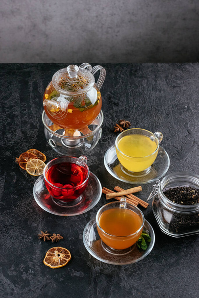 обліпиховий гарячий чай скляний горщик зі скляними чашками з малиною та скибочками лимона на сільському фоні
 - Фото, зображення
