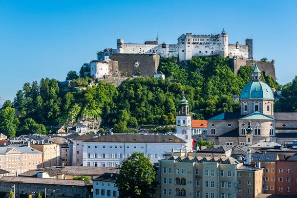 Die Festung Hohensalzburg thront auf dem Festungsberg, einem kleinen Hügel in der österreichischen Stadt Salzburg. Auf Geheiß der Fürsterzbischöfe von Salzburg errichtet, ist es eine der größten mittelalterlichen Burgen Europas. - Foto, Bild