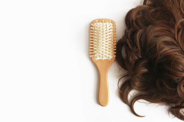 encanamento cabelo castanho peruca morena e madeira massagem um pente
 - Foto, Imagem