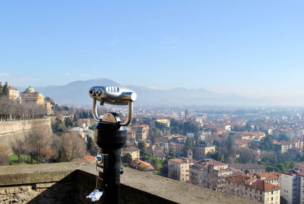 Bergamo vanha italialainen kaupunki keskiaikaiset rakennukset kaupunkien panoraama kaunis kaupunkikuva sininen taivas horisontti vuoret
 - Valokuva, kuva