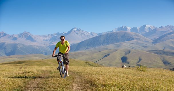 macho montando una bicicleta de montaña
 - Foto, Imagen