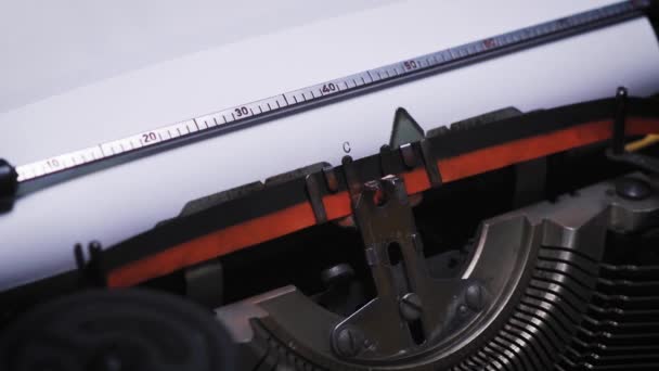 κεφάλαιο λέξεων σε χαρτί σε μια παλιά γραφομηχανή - Πλάνα, βίντεο