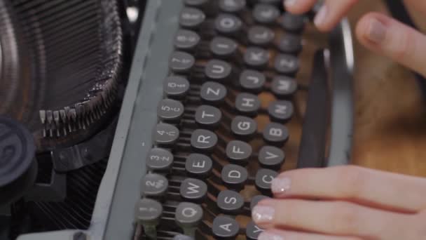 ženy ruce na starý psací stroj - Záběry, video