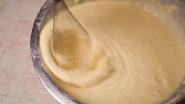 Processus de fabrication et de fouettage de la pâte, les femmes mélangent à la main la pâte liquide avec fouet dans un bol
. - Séquence, vidéo