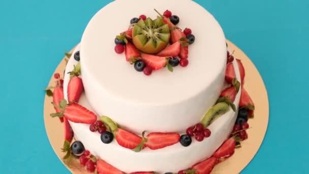 cake on a blue background whith berries - Felvétel, videó