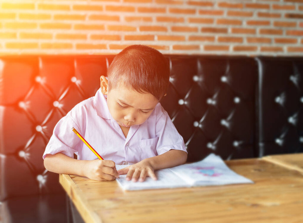 roztomilý mladý chlapec dělat domácí úkoly - Fotografie, Obrázek