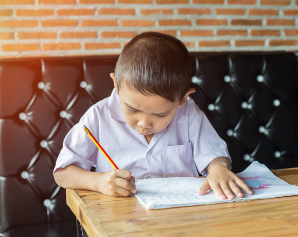 roztomilý mladý chlapec dělat domácí úkoly - Fotografie, Obrázek