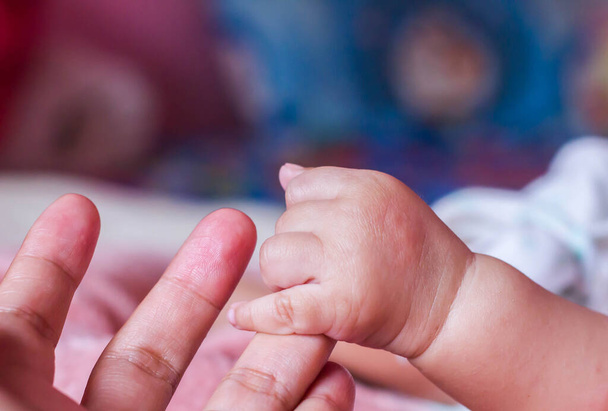 новонароджена дитина рука
 - Фото, зображення