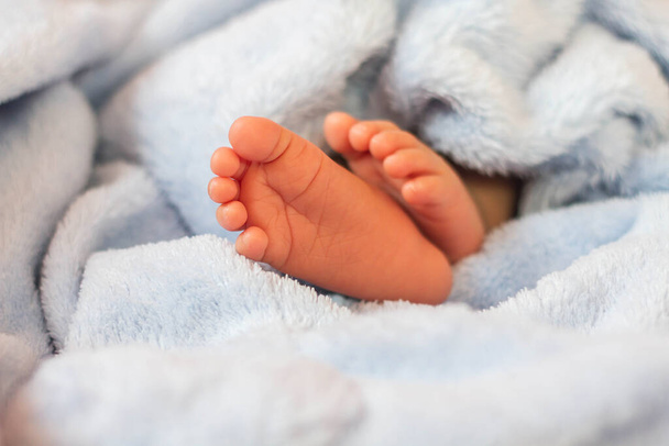 Baby feet pokryte słodkie dziewczyny - Zdjęcie, obraz