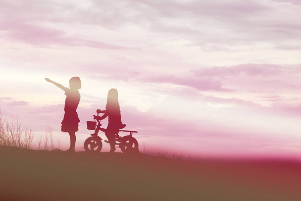 due bambine bici silhouette
 - Foto, immagini