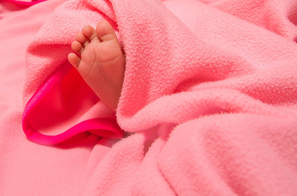 Крупный план новорожденного ребенка - Фото, изображение