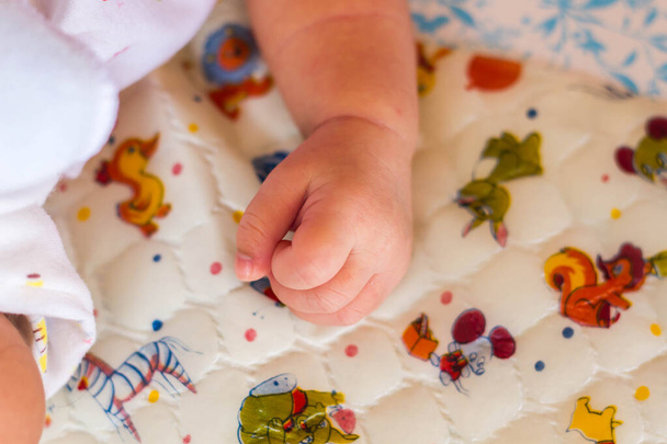 маленькая рука спящего новорожденного крупным планом
 - Фото, изображение