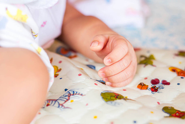Kleine Hand schlafender Neugeborener aus nächster Nähe - Foto, Bild