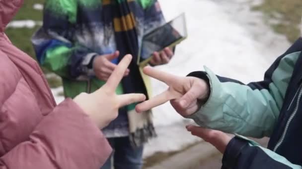 Děti hrají kamenné nůžky na papír na ulici. - Záběry, video