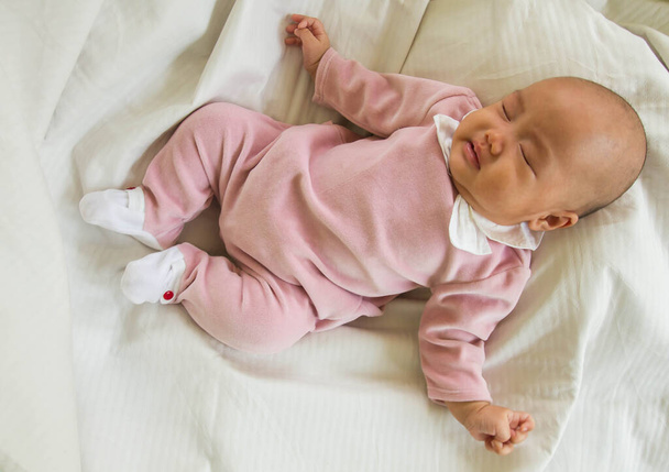 Petit nouveau-né dort
 - Photo, image