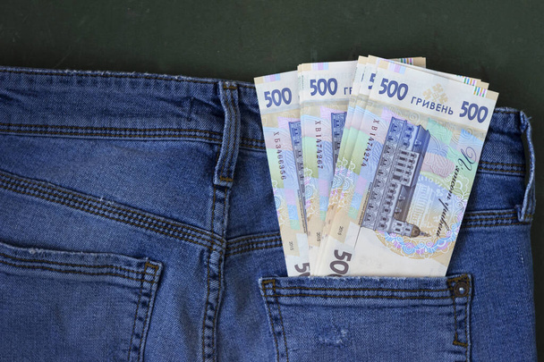 500 Ukrainan hryvniat ovat taskussa naisten farkut, tausta. Käsite
 - Valokuva, kuva
