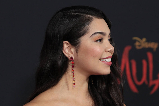 LOS ANGELES - MAR 9:  Auli'i Cravalho at the "Mulan" Premiere at the Dolby Theater on March 9, 2020 in Los Angeles, CA - Fotó, kép