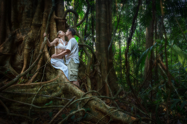 pár v lásce v džungli - Fotografie, Obrázek