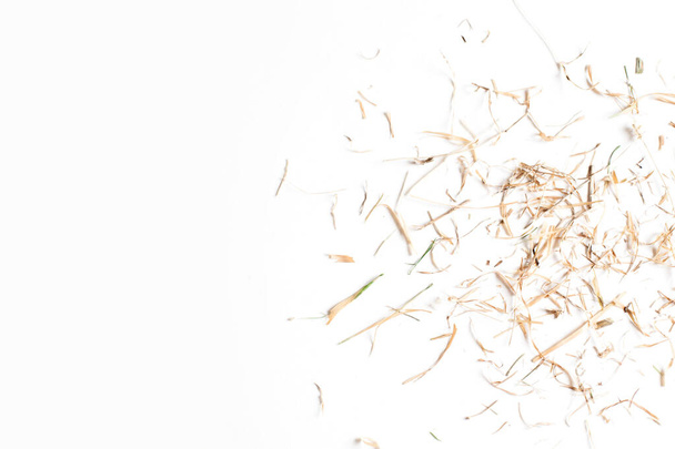 Vista dall'alto di un cesto in rete di ferro con un nido di fieno con uova dipinte minimaliste in bianco e nero. Pasqua nel concetto di stile moderno. Spazio pubblicitario
 - Foto, immagini