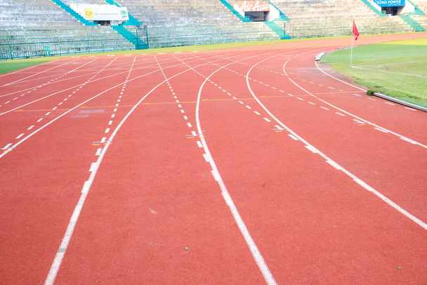 Rode running track textuur sport achtergrond - Foto, afbeelding