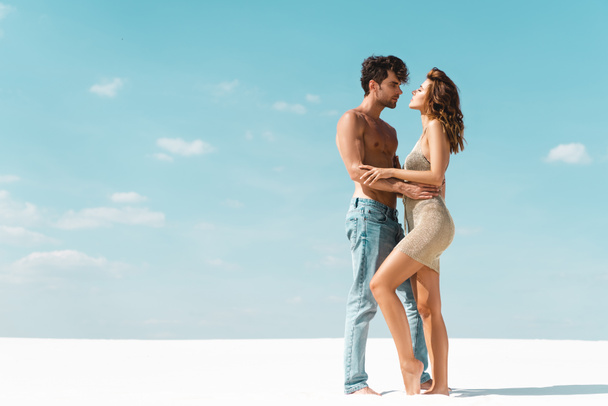 vista laterale di appassionato sexy giovane coppia che abbraccia sulla spiaggia
  - Foto, immagini