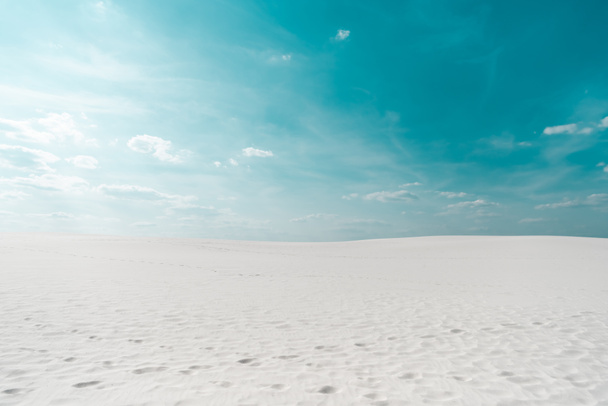piękna czysta plaża z białym piaskiem i błękitnym niebem z białymi chmurami - Zdjęcie, obraz