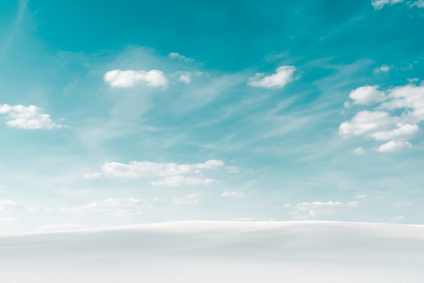 красивый пляж с белым песком и голубым небом с белыми облаками
 - Фото, изображение
