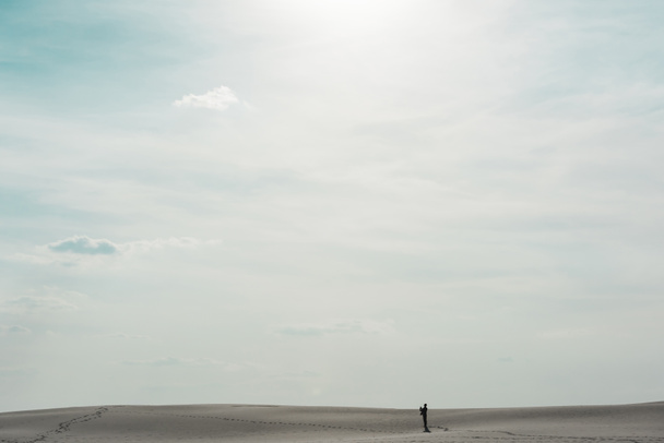 όμορφη παραλία με λευκή άμμο και γαλάζιο ουρανό με λαμπερό ήλιο - Φωτογραφία, εικόνα