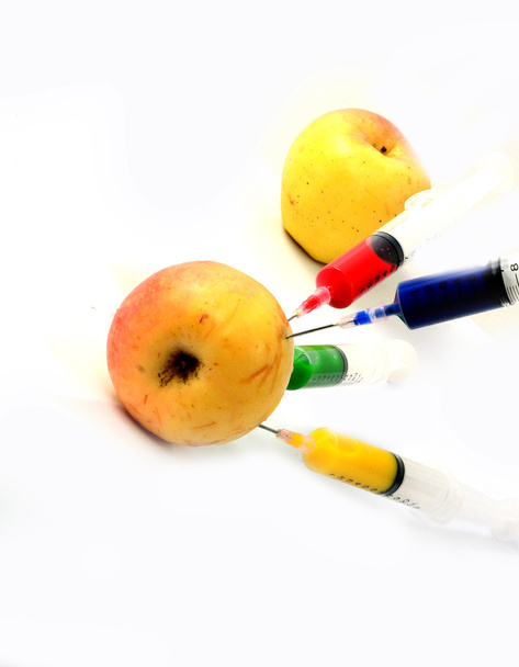 jabłko i strzykawek na białym tle - Zdjęcie, obraz