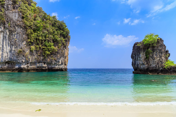 Beautiful cliff wall and beach with crystal clear sea to Koh Hong Island at Krabi, Thailand - Photo, Image