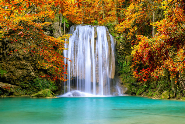 Farbenprächtiger majestätischer Wasserfall im Nationalpark-Wald im Herbst - Foto, Bild