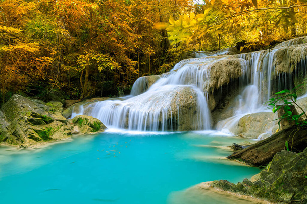 Kolorowy majestatyczny wodospad w lesie narodowym jesienią - Zdjęcie, obraz