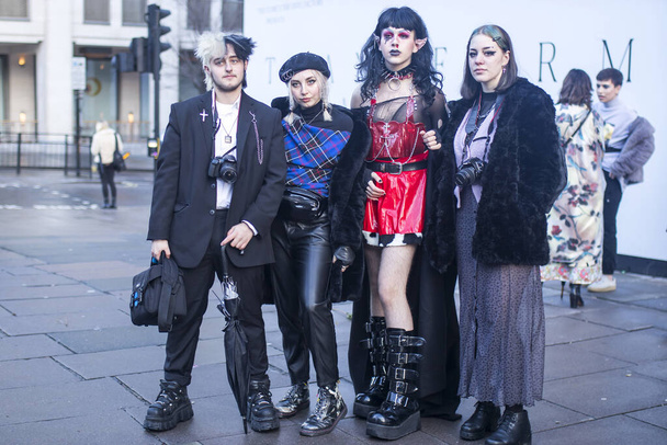 LONDON, UK- febryary 15 2020: Fashionable people on the street . Street style - Foto, Imagen