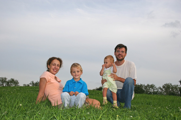 Family four on meadow - Foto, afbeelding