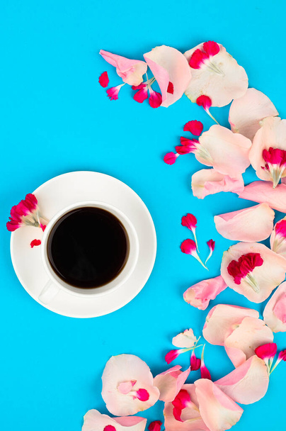 Bodegón con taza de café y flores. Hermoso concepto de mañana
. - Foto, imagen