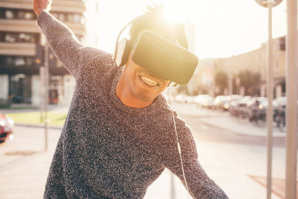 Jeune homme métis en plein air utilisant visionneuse 3D - jeu, 360 expérience, concept de technologie
 - Photo, image